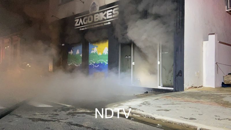 Inc&ecirc;ndio come&ccedil;ou por volta das 21h30 – Foto: Ricardo Alves/NDTV