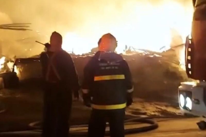 Inc&ecirc;ndio destruiu f&aacute;brica de m&oacute;veis e casa em S&atilde;o Bento do Sul – Foto: 9BBM/Divulga&ccedil;&atilde;o