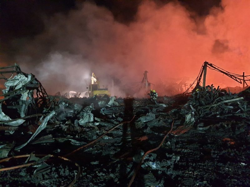 As chamas diminu&iacute;ram bastante, concentrando-se mais fortemente em dois pontos com maior queima – Foto: Divulga&ccedil;&atilde;o/CBMSC/ND