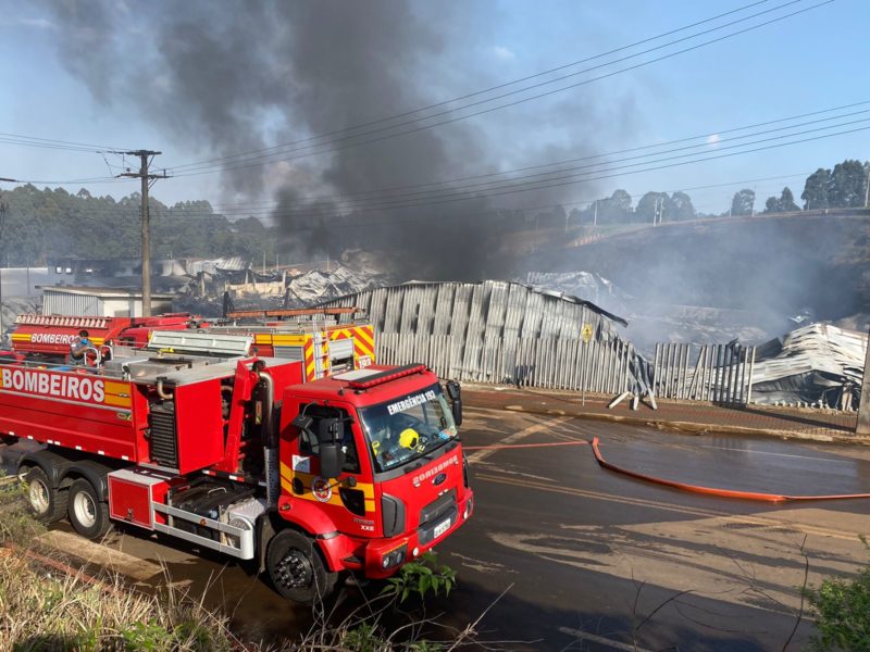 Inc&ecirc;ndio j&aacute; dura mais de 20 horas – Foto: Nadia Michaltchuk/ND