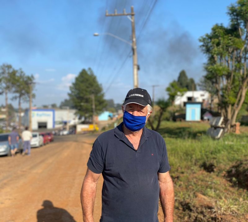 Ant&ocirc;nio Carlos Coltro, de 70 anos, mora h&aacute; mais de 20 anos nas proximidades da Rafitec e viu de perto o inc&ecirc;ndio – Foto: Nadia Michaltchuk/ND