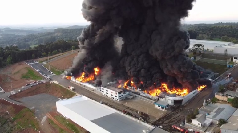 Inc&ecirc;ndio de grandes propor&ccedil;&otilde;es atingiu ind&uacute;stria em Xaxim – Foto: Reprodu&ccedil;&atilde;o