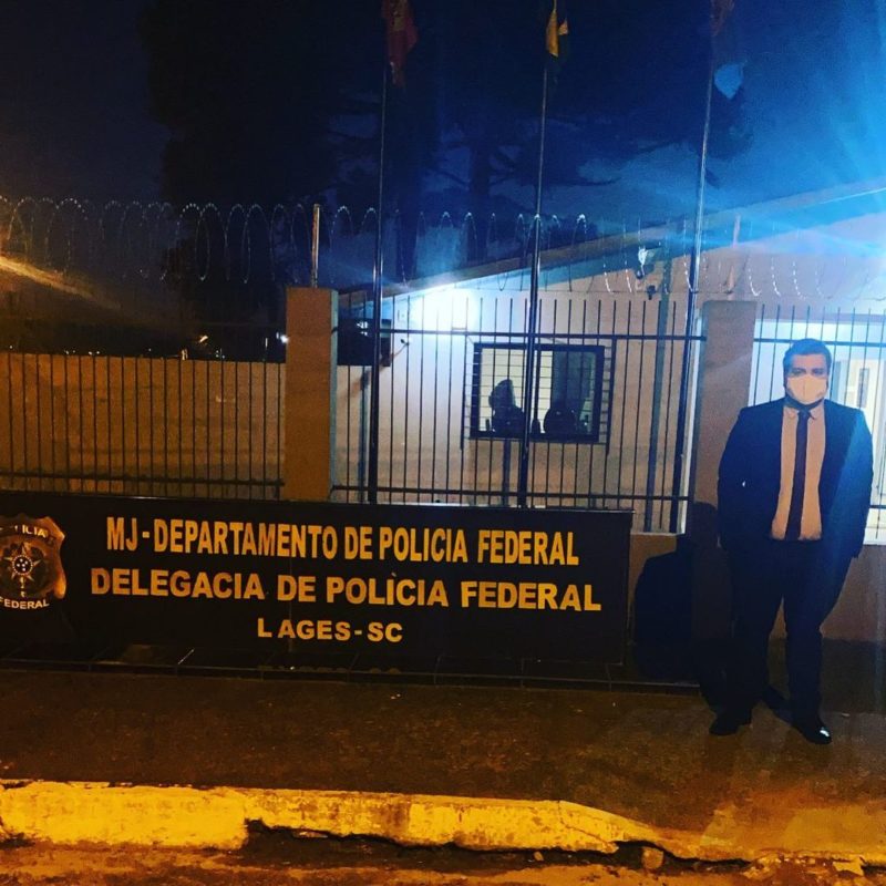 Advogado do professor postou foto em frente &agrave; Pol&iacute;cia Federal, em Lages – Foto: Reprodu&ccedil;&atilde;o/Instagram