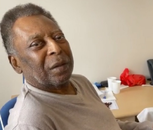 Internado, Pelé canta com músicos – Foto: Internet/Divulgação/ND
