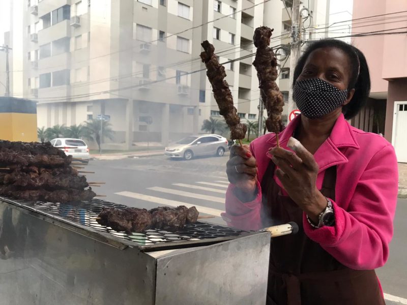 Irene Pereira não perdeu tempo e voltou a vender o famoso espetinho de carne ao redor do Heriberto Hülse, como fazia antes da pandemia – Foto: Lucas Colombo/ND