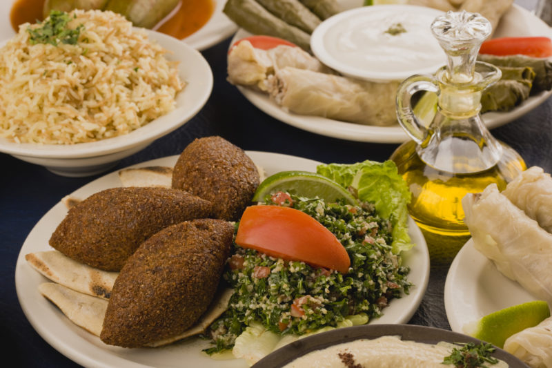 A comida árabe veio para o Brasil com os primeiros imigrantes sírios e libaneses – Foto: iStock/Divulgação