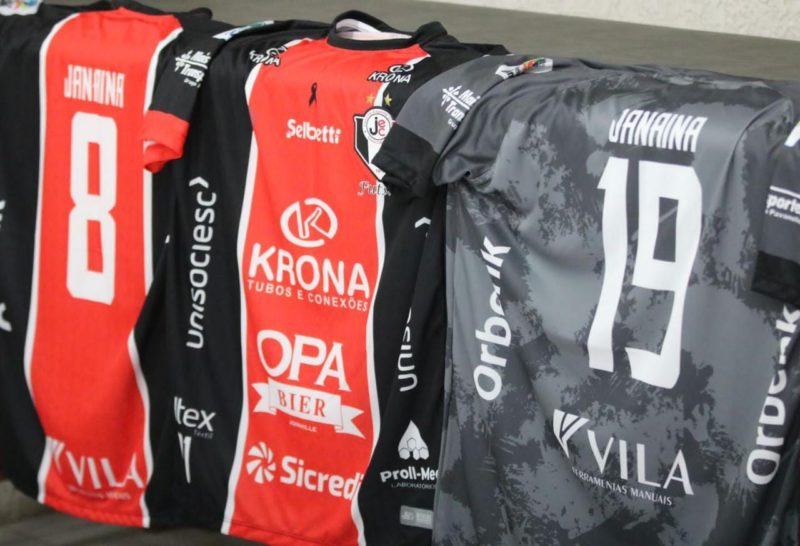 Todas as camisas do JEC Futsal tinham o nome de Jana&iacute;na Coelho – Foto: Juliano Schmidt/JEC Futsal/Divulga&ccedil;&atilde;o/ND