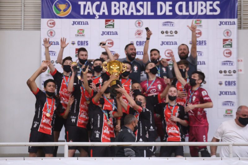 Base tricolor foi campeã invicta e goleou na decisão – Foto: JEC Futsal/Divulgação
