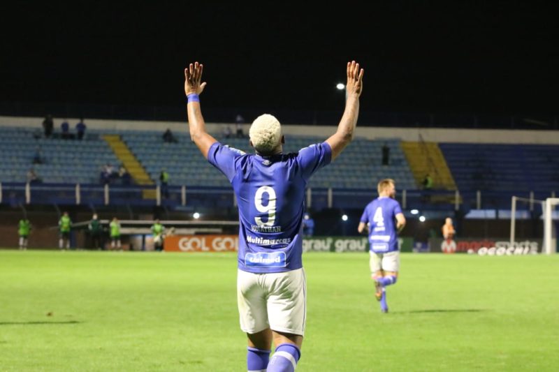 Jonathan comemora o gol da vitória do Leão – Foto: Frederico Tadeu/Avaí F.C