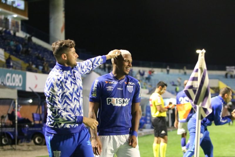 Com a torcida ao fundo, jogadores do Avaí comemoram o gol marcado por Jonathan – Foto: Frederico Tadeu/Avaí F.C