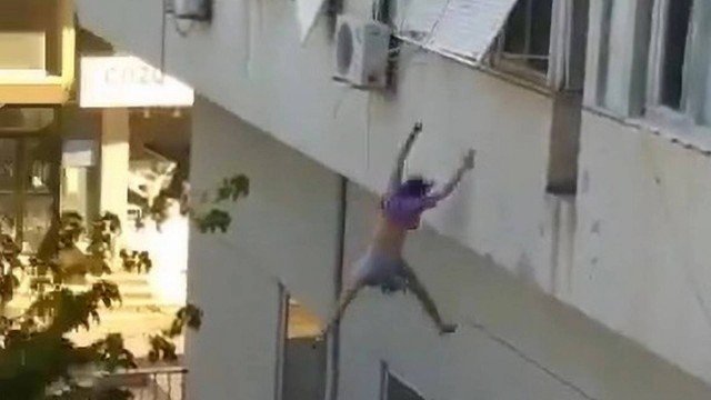Jovem pula de janela para fugir de traficantes sexuais – Foto: Reprodução/ND
