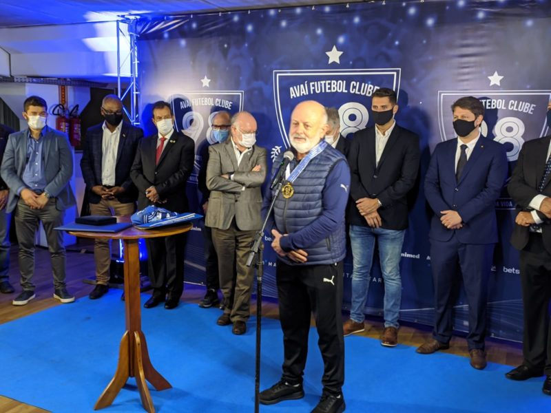 Geraldo Kindermann recebeu a medalha em homenagem ao irm&atilde;o – Foto: Ian Sell/ND