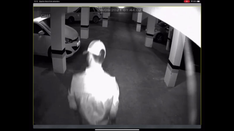 Ladr&atilde;o &eacute; visto entrando na garagem do pr&eacute;dio antes de furtar dois apartamentos em Crici&uacute;ma – Foto: Reprodu&ccedil;&atilde;o