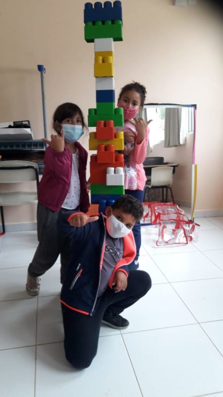 Lego é usado também como recurso para o desenvolvimento de conceitos relacionados a grandezas, lateralidade e sequência lógica – Foto: PMF/Divulgação/ND