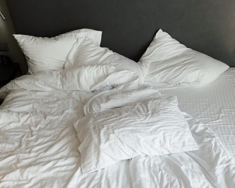 Jovem se irrita ao ter que sair da cama para lavar len&ccedil;ol e morde esposa – Foto: Ilustrativa/Pexels