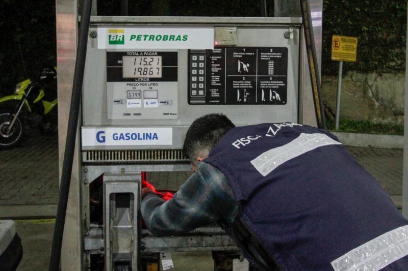 Fiscais do Imetro-SC, em trabalho de monitoramento das bombas dos postos de combust&iacute;veis – Foto: Leo Munhoz/ND