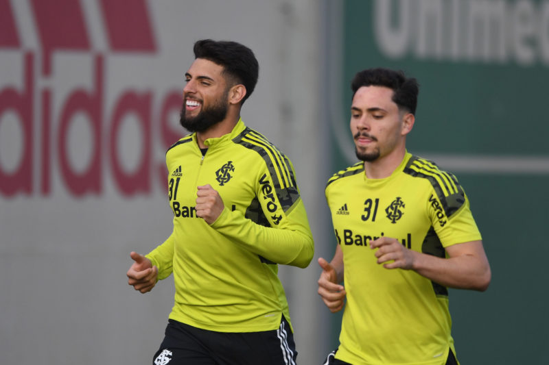 Lindoso (D) cumpriu suspens&atilde;o e retorna ao meio-campo – Foto: Ricardo Duarte/Inter/Divulga&ccedil;&atilde;o