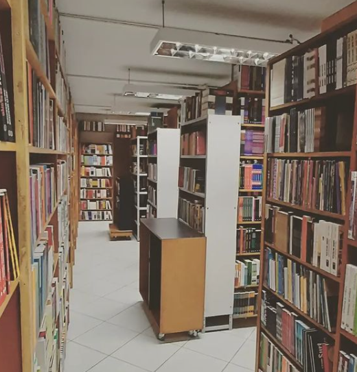 Todo o acervo da Livros Livros &eacute; promovido nas redes sociais da livraria, a fim de atrair mais p&uacute;blico at&eacute; ela – Foto: Internet/Reprodu&ccedil;&atilde;o/ND