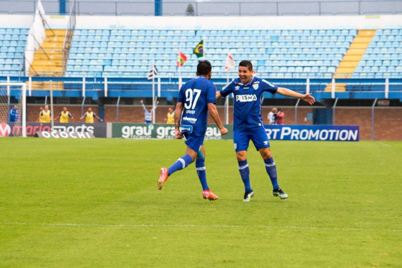 Lourenço e Diego Renan comemoram o primeiro gol da partida – Foto: André Palma Ribeiro/Avaí F. C.