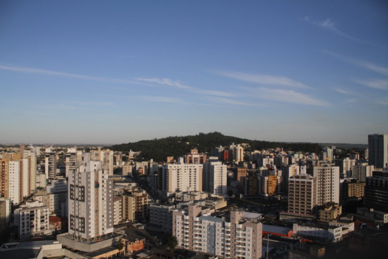 Temperaturas altas e chuva marcam o fim de semana no Sul de SC