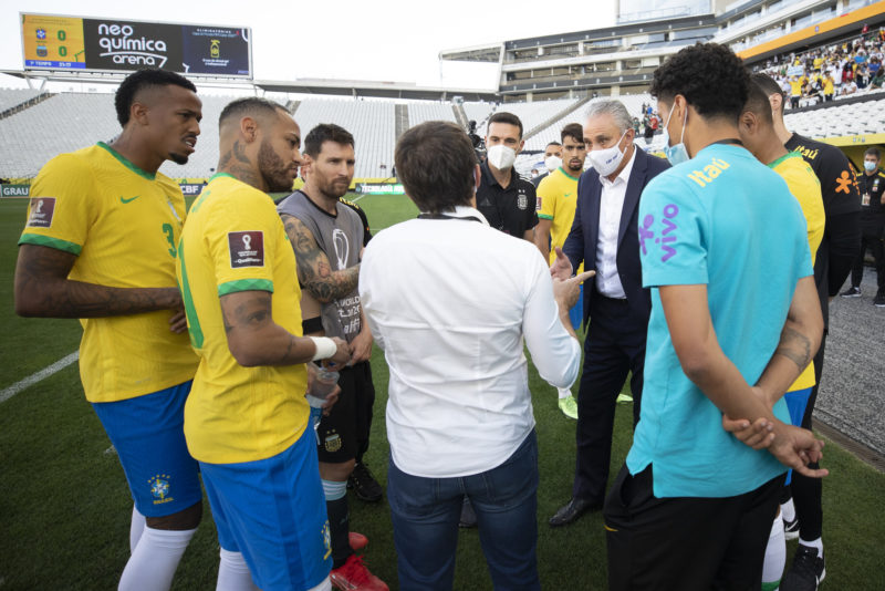 Jogadores brasileiros e técnicos das equipes esperando definição da Anvisa após partida paralisada por agentes da Anvisa no último domingo (5) domingo – Foto: Lucas Figueiredo/CBF