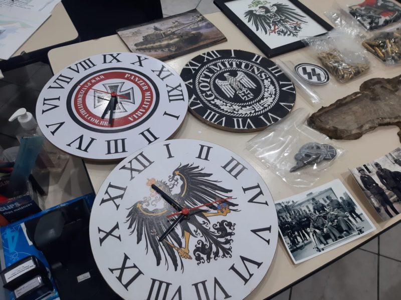 Entre os itens apreendidos foram encontrados s&iacute;mbolos com a su&aacute;stica e com a &aacute;guia do ex&eacute;rcito nazista – Foto: Luiza Goulart/NDTV