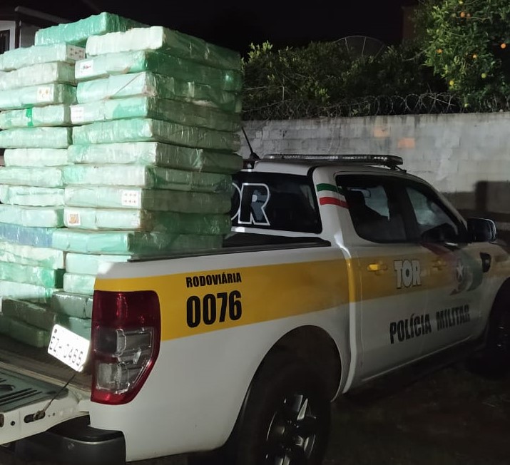 Motorista bateu contra um barranco durante persegui&ccedil;&atilde;o policial – Foto: PMRv/ND