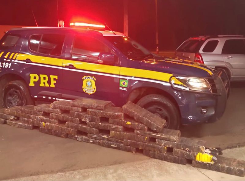 Carro foi parado ap&oacute;s den&uacute;ncia an&ocirc;nima – Foto: PRF/ND