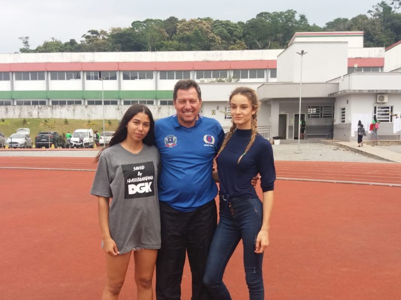 Técnico Roberto Bortolotto e as atletas Geovana da Silva e Luísa Lummertz foram convocados pela Seleção Brasileira de Atletismo sub-18 – Foto: Divulgação/Mampituba
