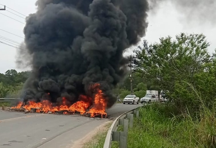 Pneus foram queimados em bloqueio contra a operação – Foto: Reprodução/Internet
