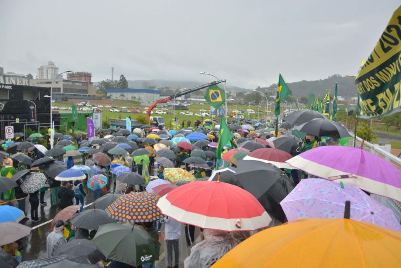 Chuva que marcou as manifesta&ccedil;&otilde;es na ter&ccedil;a-feira (7) deve seguir nesta quarta-feira (8) em Crici&uacute;ma – Foto: Lucas Colombo/ND