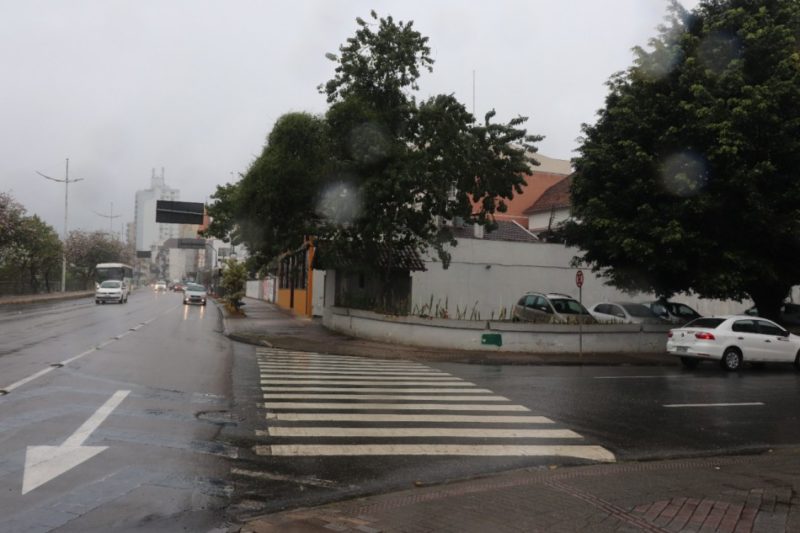 A partir de quinta-feira (2) o acesso de ve&iacute;culos ser&aacute; bloqueado na rua Professor Jos&eacute; Ferreira da Silva – Foto: Marcelo Martins/Secom Blumenau/ND