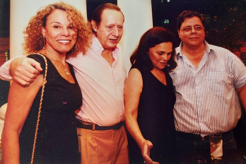 Escritor Sérgio da Costa Ramos (à dir.) quando lançou o livro “Piloto de Bernunça” – Foto: Divulgação/ND