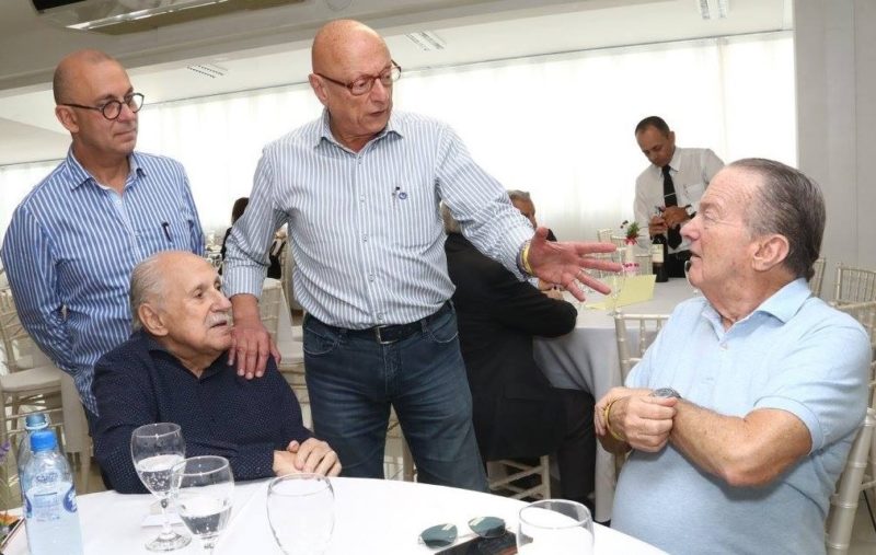 Da esq. para dir.: M&aacute;rio Jos&eacute; Gonzaga Petrelli Filho, M&aacute;rio Jos&eacute; Gonzaga Petrelli, Esperidi&atilde;o Amin e Jorge Bornhausen na edi&ccedil;&atilde;o 2017 do Almo&ccedil;o das Estrelas – Foto: Fatima Damaceno/Divulga&ccedil;&atilde;o/ND