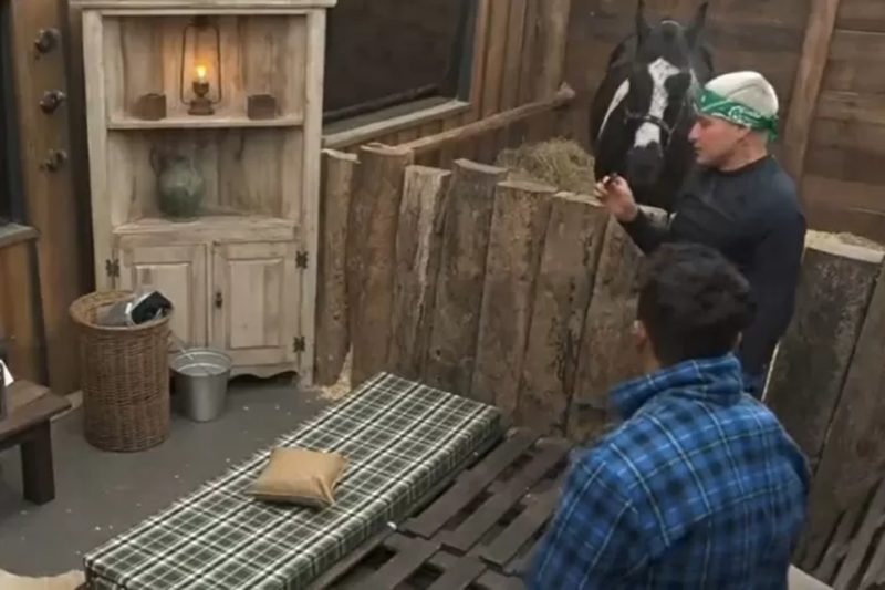 MC Gui surpreende peões com camisinha encontrada em A Fazenda – Foto: Reprodução Record TV