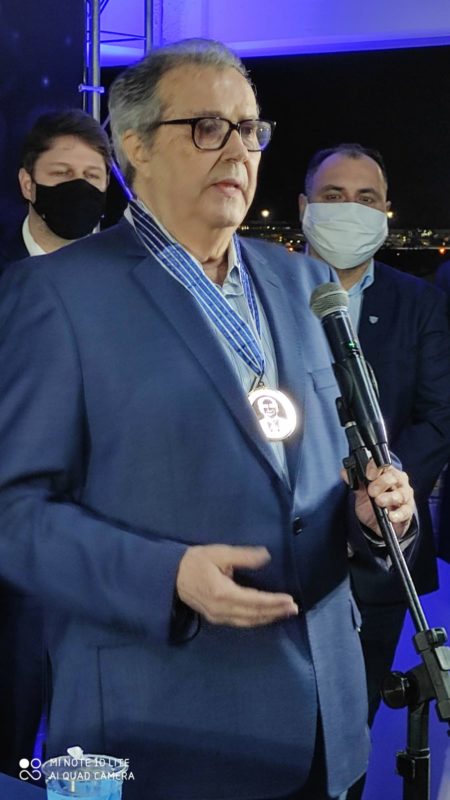 Comelli recebeu medalha das m&atilde;os do presidente do Ava&iacute; – Foto: Marcelo Feble/ND