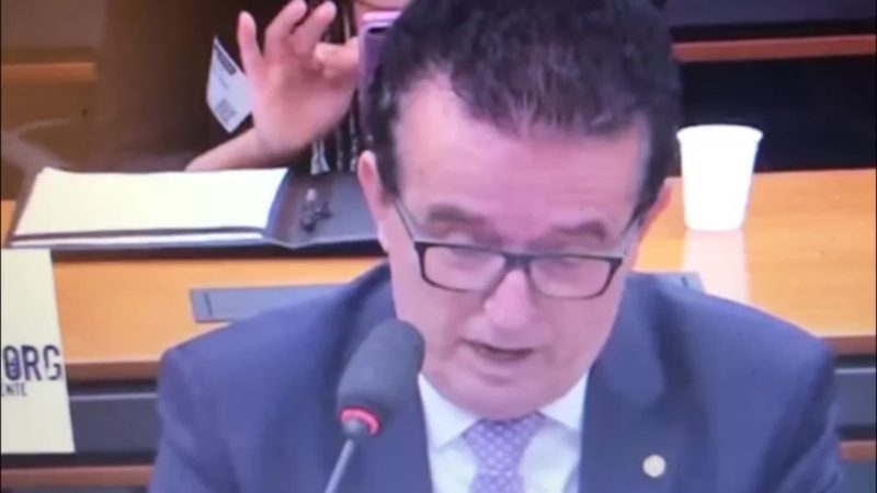 H&eacute;lio Costa durante sess&atilde;o da C&acirc;mara que j&aacute; entrou para o folclore pol&iacute;tico nacional – Foto: Reprodu&ccedil;&atilde;o/ND