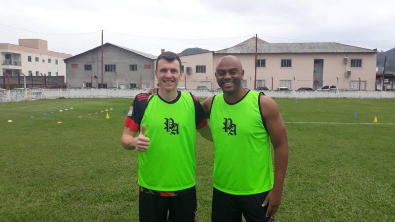 Após abandonar o futebol profissional, essa turma continua jogando muita bola no futebol amador. – Foto: Fabiomachado/divulgação/nd