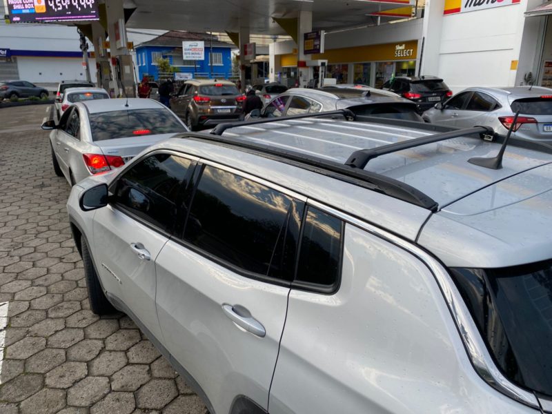 Motoristas amanheceram fazendo fila em postos de combustíveis nesta semana – Foto: Moisés Stuker/NDTV