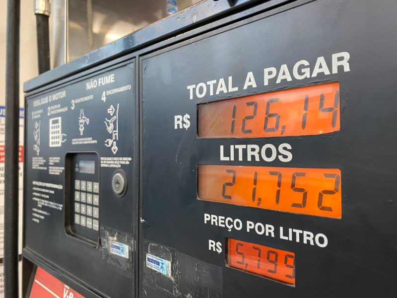 Motoristas amanheceram fazendo fila em postos de combustíveis de Blumenau; preços, há pouco tempo considerados altos, hoje são vendidos como &#8220;promoção&#8221; &#8211; Foto: Moisés Stuker/NDTV