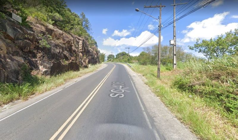 Acidente ocorreu na SC-406, em Florian&oacute;polis – Foto: Maps/Reprodu&ccedil;&atilde;o/ND