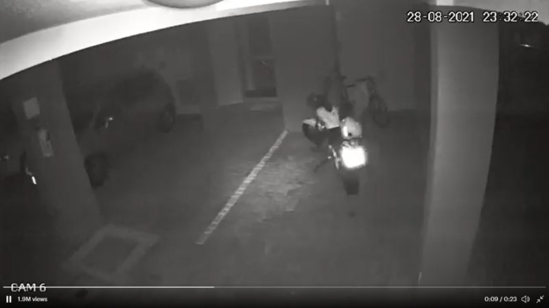 Moto fanastasma sendo flagrada por câmera de vídeo