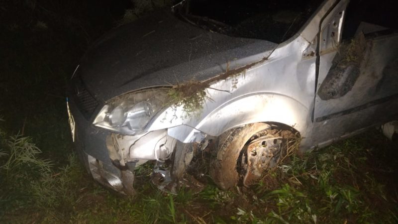 Motorista estava b&ecirc;bado e sem habilita&ccedil;&atilde;o quando capotou carro em Rio Rufino, regi&atilde;o serrana do Estado – Foto: PMRv/Divulga&ccedil;&atilde;o/ND