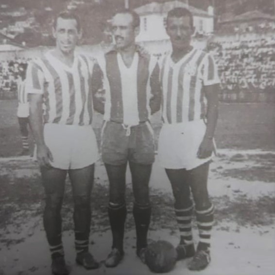 Zizinho atuou no Adolfo Konder diante do Avaí, em 1957. No centro, o craque Teixeirinha como convidado com a camisa do Leão da Ilha. O outro atleta do Bangu, é o Níveo. – Foto: Bola Teixeira/O Craque Eterno/ND