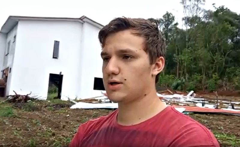 O morador que teve a casa destelhada conta que tudo aconteceu muito rápido. “Acordei com um barulho muito alto, até estranhei e abri a janela. Mas logo virou o vento e um apareceu redomoinho que parecia que ia levantar a casa do chão”, disse Eduardo ao meteorologista. – Foto: Piter Scheuer/ND