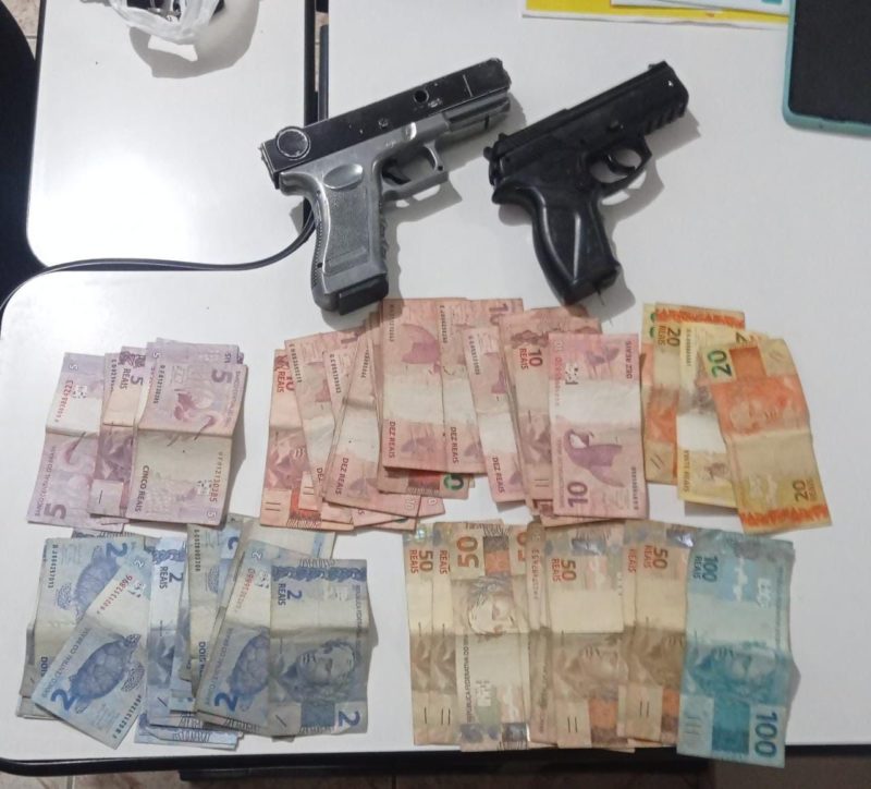 Pol&iacute;cia Militar (PM) prendeu um homem de 28 anos, apreendeu duas r&eacute;plicas de rev&oacute;lver e encontrou o dinheiro roubado em um ferro velho em Tubar&atilde;o – Foto: Divulga&ccedil;&atilde;o/PM/ND