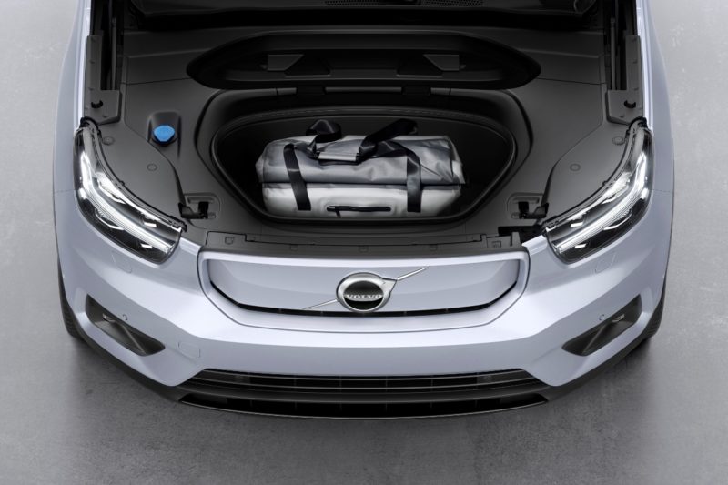 Retirada do motor tamb&eacute;m proporcionou mais espa&ccedil;o, j&aacute; que o carro ganha um porta-malas frontal, al&eacute;m do espa&ccedil;o traseiro de 413 litros – Foto: Divulga&ccedil;&atilde;o/ND