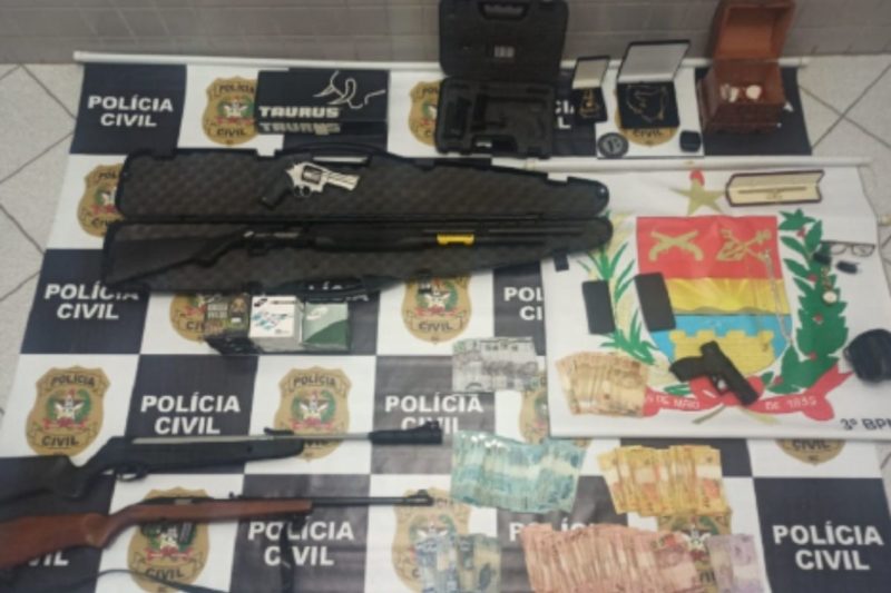 Armas, dinheiro, joias e outros bens foram apreendidos – Foto: MP/Divulgação