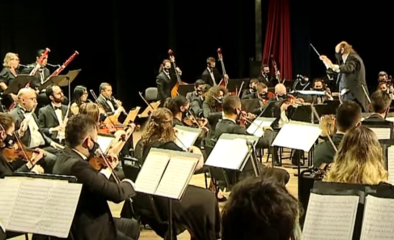 Espetáculo marca o retorno da Orquestra Sinfônica de SC aos palcos após paralisação – Foto: Reprodução/NDTV RecordTV