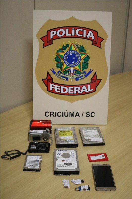 Câmeras de vídeo, HDs e aparelhos celulares foram apreendidos pela PF na casa de um homem de 21 anos em Araranguá, no Sul de SC – Foto: Divulgação/PF